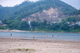 Sông Đà cạn nước, cuộc sống của người dân xóm phao đảo lộn