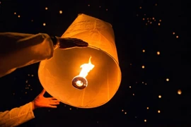 Thả đèn trời uy hiếp an toàn bay: Xử lý sao?