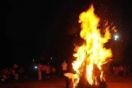 Vì sao nói: "lửa đi ba đường là tắt, người đi ba đường là nghèo"?