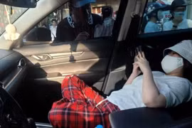 Nữ tài xế cố thủ trong xe sau vượt đèn đỏ: Muôn chiêu chống đối