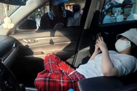 Nữ tài xế cố thủ trong xe sau vượt đèn đỏ: Muôn chiêu chống đối