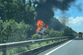 Hà Nội: Ô tô đầu kéo bất ngờ bốc cháy dữ dội trên cao tốc