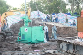 Chuẩn bị kéo trụ bê tông lên, cứu bé trai 10 tuổi gặp nạn