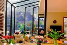 Phòng khách mái kính ngập tràn nắng của người phụ nữ Việt ở Úc