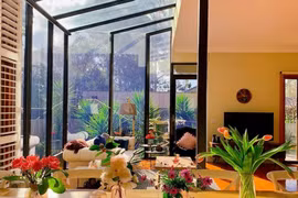 Phòng khách mái kính ngập tràn nắng của người phụ nữ Việt ở Úc