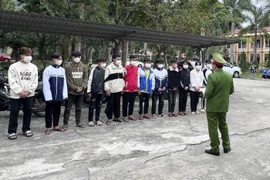 Khởi tố 7 thanh niên nẹt bô, bốc đầu, ném vỏ chai vào người dân