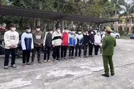 Khởi tố 7 thanh niên nẹt bô, bốc đầu, ném vỏ chai vào người dân