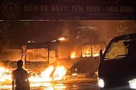 Hòa Bình: Hai xe buýt bốc cháy ngùn ngụt trong đêm