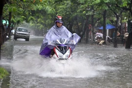 Hôm nay, Hà Nội vẫn có mưa to, gió giật