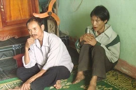 Những chuyện chưa tiết lộ về cha con “người rừng“