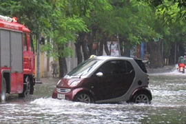 Dân thủ đô lội “bì bõm” trước ngày Quốc khánh