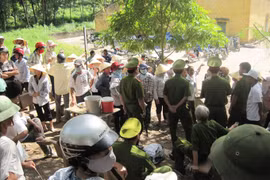 Vì sao người dân phải làm việc “động trời” như thế?