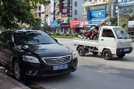 Cận cảnh xe công an "né" xe biển xanh