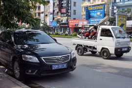 Cận cảnh xe công an "né" xe biển xanh