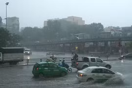 Cảnh báo các tuyến phố ngập sâu ở Hà Nội