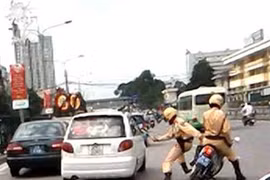 Những vụ chống đối, đánh trả CSGT thô bạo