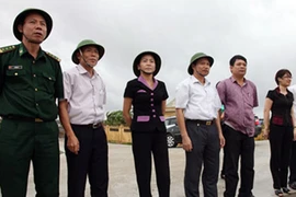 Nữ Bí thư Ninh Bình đội mũ cối thị sát chống bão