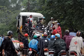 Hà Nội ngập và những “vị cứu tinh tức thời“