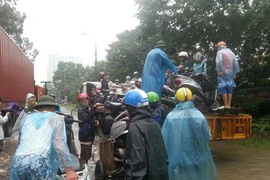 Xả nước sông Nhuệ vào sông Tô Lịch trong nội đô