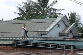 Sau bão số 8, nước lũ dâng tận... mái nhà 