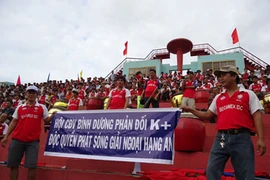 CĐV mang băng rôn phản đối K+ vào sân