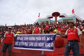 CĐV mang băng rôn phản đối K+ vào sân