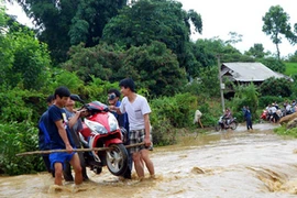 Áp thấp nhiệt đới mạnh thêm, mưa lũ diễn biến phức tạp