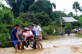 Áp thấp nhiệt đới mạnh thêm, mưa lũ diễn biến phức tạp