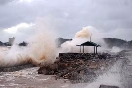 Tận mắt sóng biển “bom tấn” cao chục mét ở Đồ Sơn