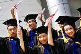 Hà Nội "trải thảm đỏ", nhân tài vẫn "quay lưng"?