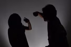 Bi kịch nhà giàu: Vợ cờ bạc, con treo cổ tự tử, chồng phát điên