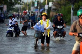 Ảnh: Dân Sài Gòn dầm mình lội nước bước vào ngày mới