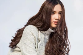 Ngọc Trinh vui vẻ chào đón “gà mới” trẻ đẹp hơn mình của Khắc Tiệp