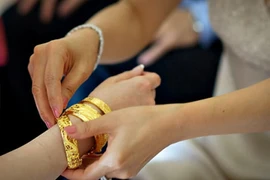 Đỏ mặt tía tai khi mẹ chồng đọc to lượng vàng trao trong lễ cưới