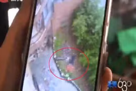 Trung Quốc: Mải ngắm tuyết, một phụ nữ té lầu chết thảm