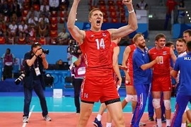 Cầu thủ bóng chuyền phải rời máy bay vì chân quá dài