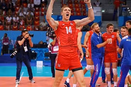 Cầu thủ bóng chuyền phải rời máy bay vì chân quá dài