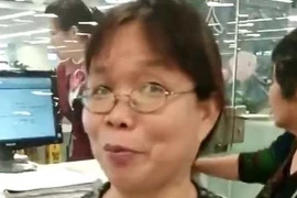 Bất chấp thang cuốn đi lên, người phụ nữ vẫn cố chạy xuống