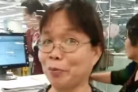 Bất chấp thang cuốn đi lên, người phụ nữ vẫn cố chạy xuống