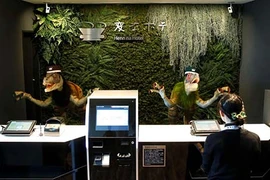 Cá robot bơi lội trong “khách sạn người máy” ở Nhật Bản