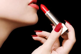 Một MC nhiễm chì vì thường xuyên tô son đậm