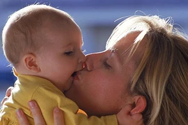 Vì sao cha mẹ nên ngừng hôn hít, thổi thức ăn nóng cho trẻ? 