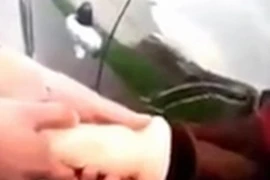 Giật mình cô gái dùng đồ chơi “người lớn” sửa ô tô 