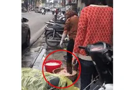 Phát hoảng clip rửa lòng lợn bằng chân tại Hà Nội