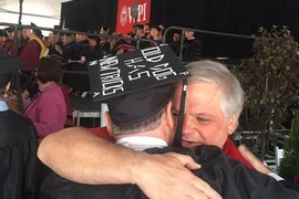 54 tuổi, đêm dọn toilet, ngày học đại học suốt 8 năm