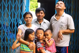 Cặp vợ chồng khiếm thị cưu mang 38 số phận bất hạnh