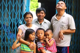 Cặp vợ chồng khiếm thị cưu mang 38 số phận bất hạnh