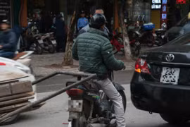 Hành động bất ngờ của tài xế Camry với lái xe máy