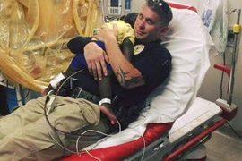 Ảnh cảnh sát vỗ về bé trai 16 tháng bị đau gây bão 