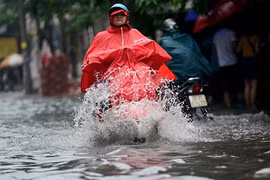 Ảnh: Nước ngập lênh láng trước cổng sân bay Tân Sơn Nhất